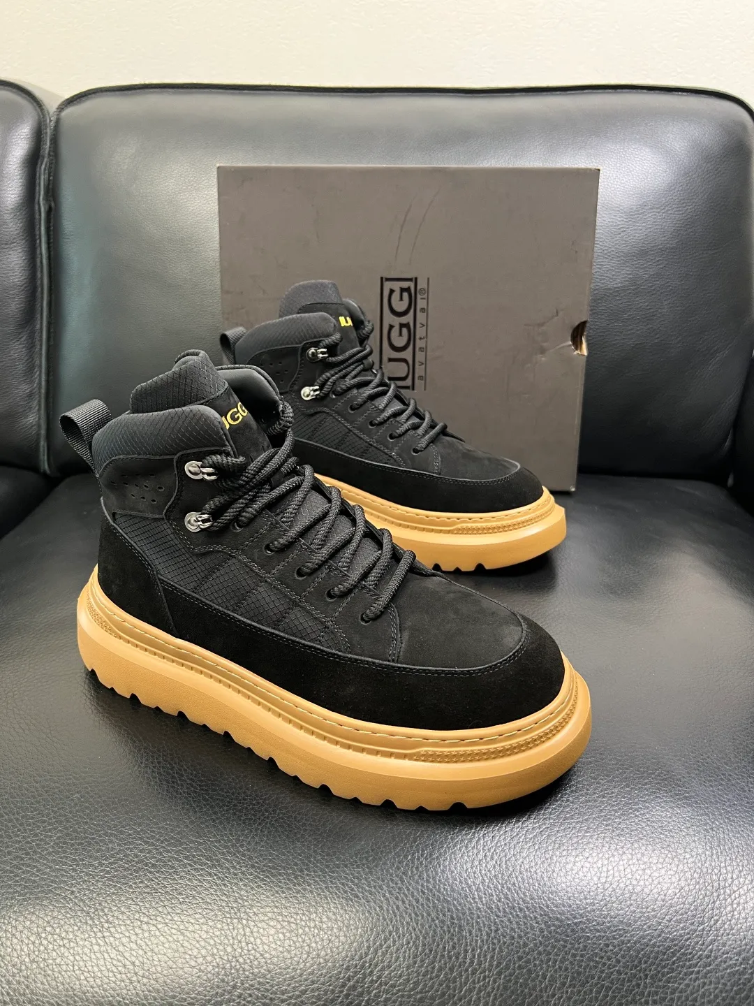 Men's men's shoes 💰740 UGG High-quality top crafts. Original configuration is available at the counter simultaneously. Original cowhide fabric imported from Italy, high-quality splicing technology, fully imported lambswool lining. Sole: Original sole is specially provided by the original factory and is super comfortable. Original factory and single goods are welcome to compare. Size 39-44